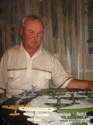 Микола Євтушенко збирає моделі літаків